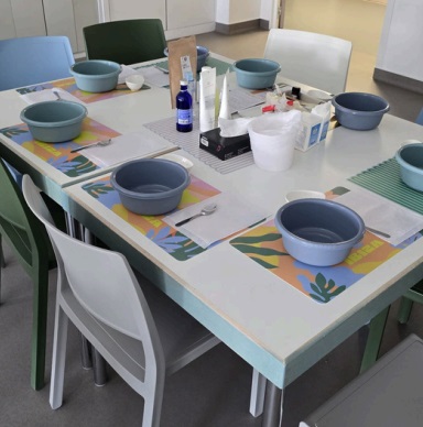 atelier collectifs table avec support et produits cosmétique